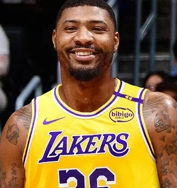 布朗尼今天赛前接受了采访，被问到这轮系列赛从斯马特身上学到了什么。
“就是能量和