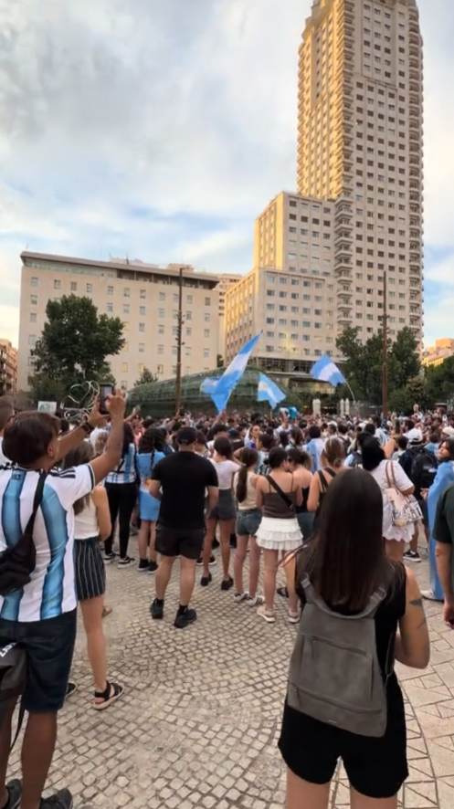 反客为主！阿根廷球迷攻占马德里市中心
