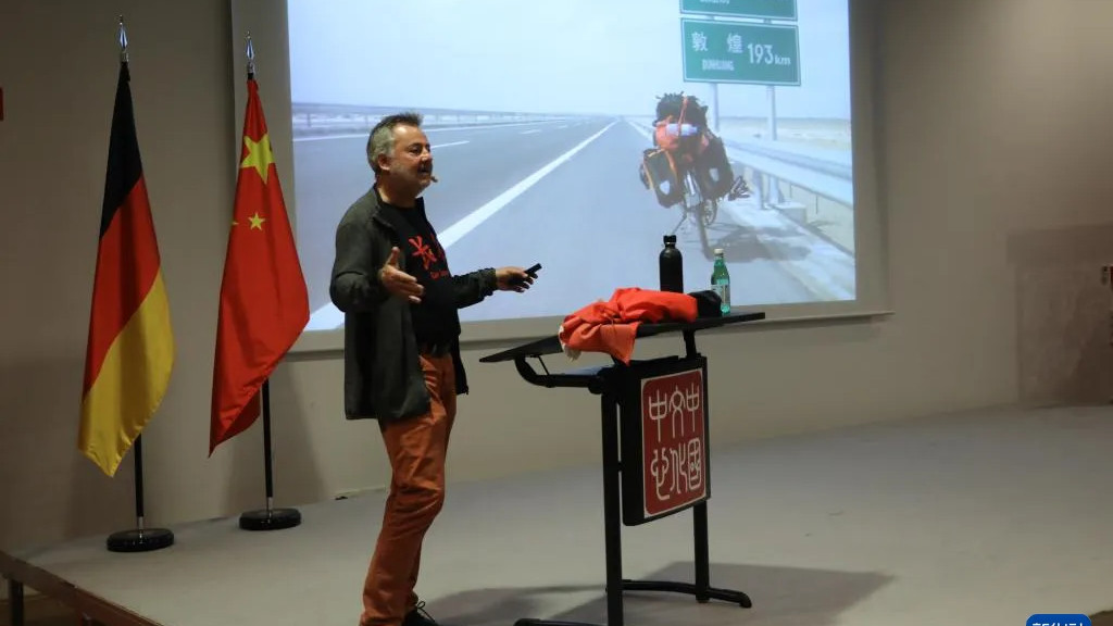 跨国朝圣与坚守之行——评新华社《一位德国作家的“长征骑行记”》