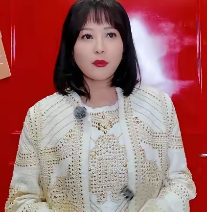 郝蕾在综艺《无限超越班》接受采访时的一组照片流出
那造型和气质，真让人瞠目结舌