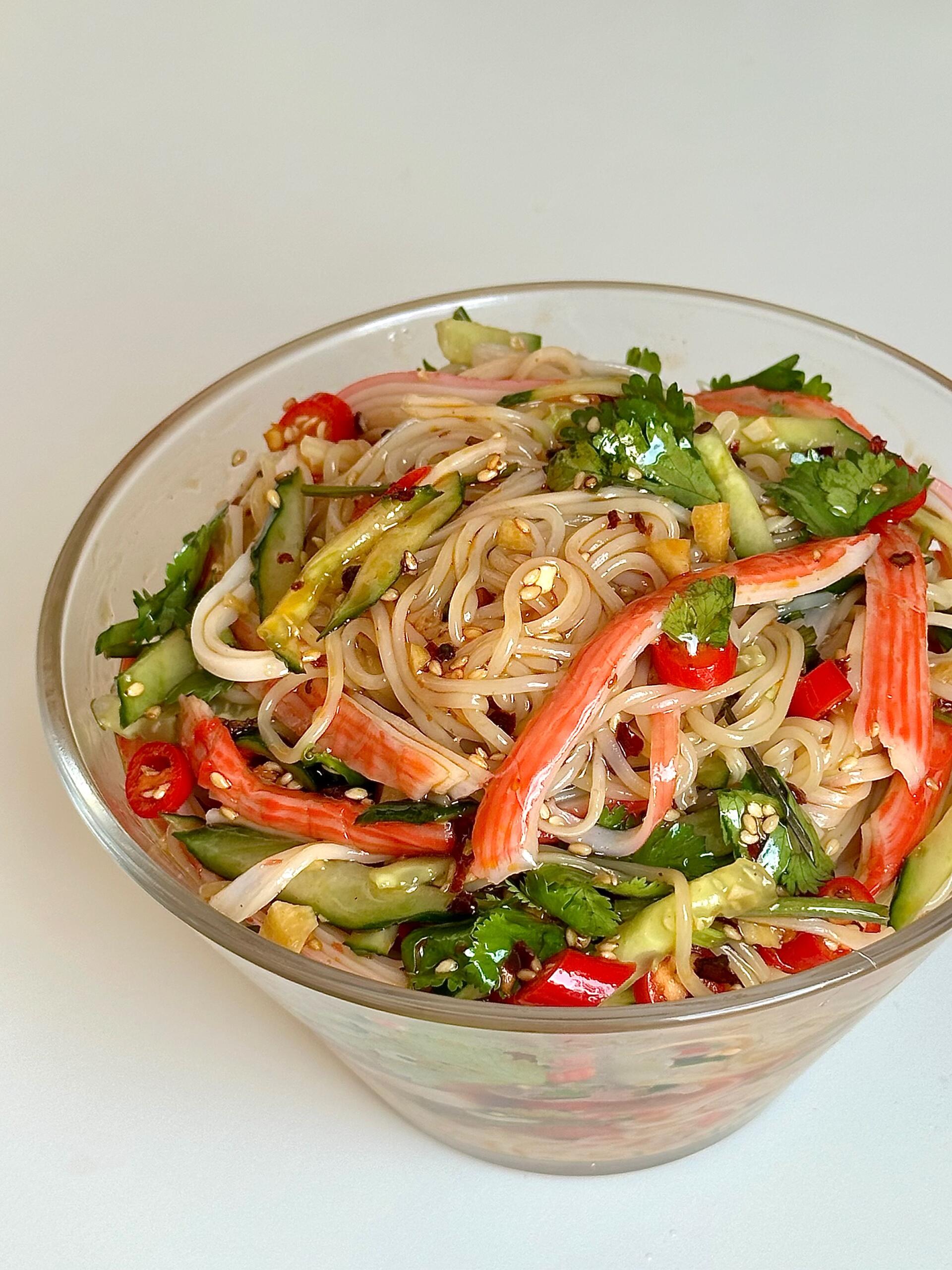 天气一热就馋这口！黄瓜蟹柳拌面，清爽解腻，好吃到嗦筷子！🍜
春天来了，胃口也醒