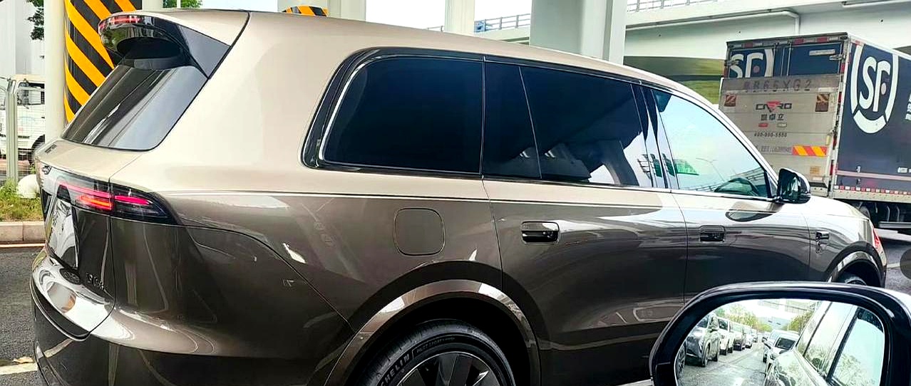 刚刷到理想L9 Livis真车图，第一反应是——低调处暗藏心机。
外观改动不多，