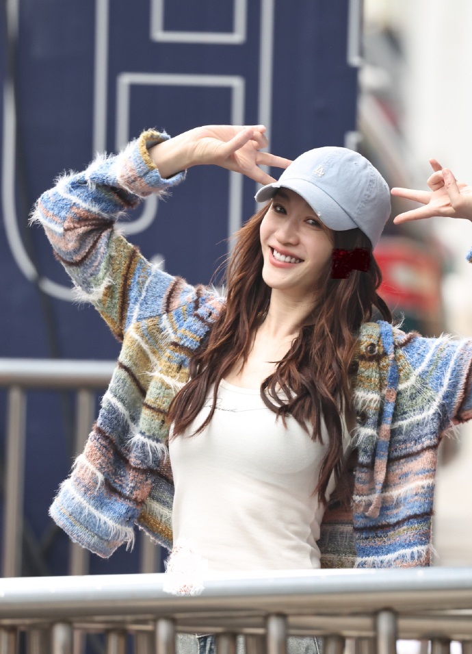 李小冉去录制浪姐了，她这次搭配的非常显年轻，看上去像个靓丽的少女。

李小冉里面