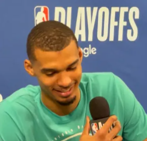 NBA季后赛西部首轮G1马刺（1）111-98（0）战胜开拓者。
赛后，文班亚马