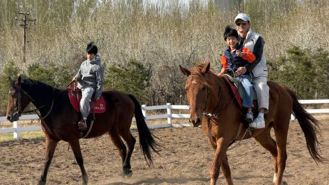 谢楠舞台破浪，吴京硬核带娃，父子三人骑马照满是英姿飒爽