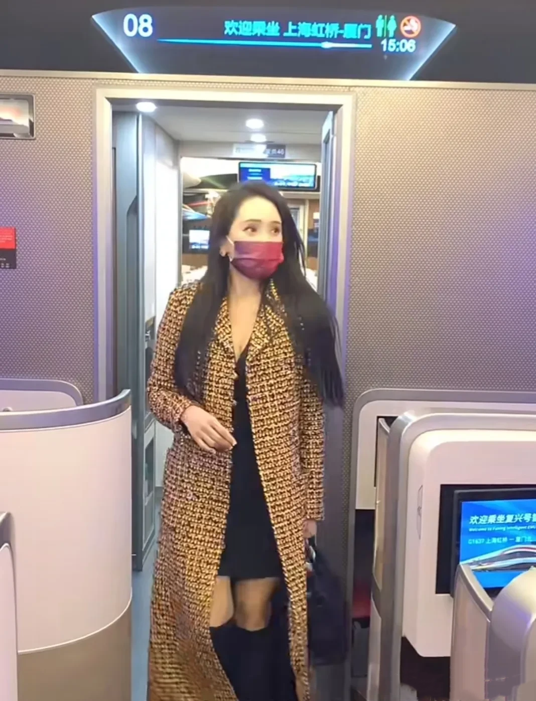 伊能静乘坐高铁出差，刚到车厢门口，一眼就能看出来她是女明星，戴着口罩难掩那种自带