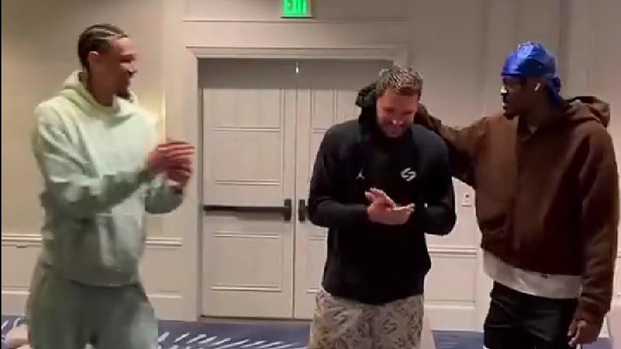 排面！湖人为东契奇庆生詹皇领唱生日歌，海斯范德彪护法077吹灭蜡烛