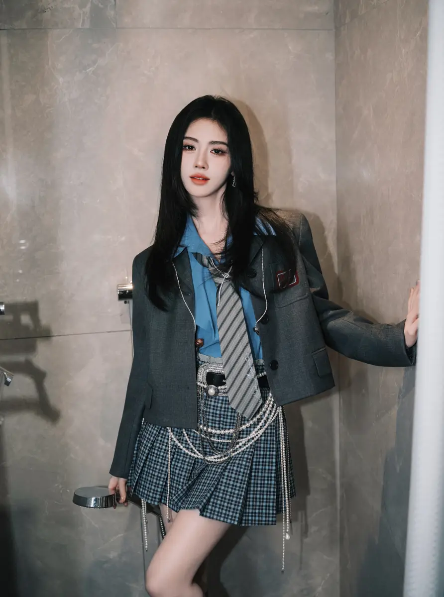 鞠婧祎穿制服短裙露出纤细美腿 眼神撩人热辣纯真