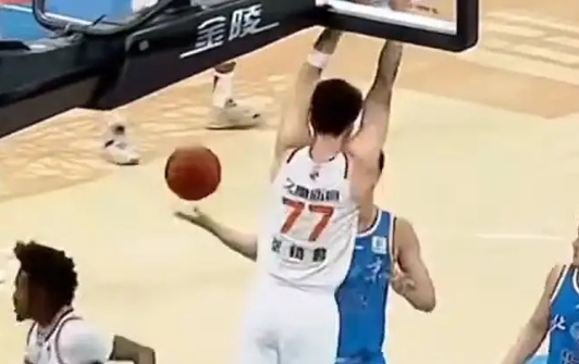 4月12日，在CBA常规赛“京沪大战”中，上海男篮客场88-83战胜北京北汽男篮