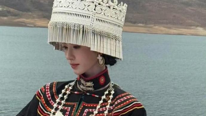 从冶勒湖畔到热搜：鞠婧祎的彝族服饰是文化之美还是“影楼风”？