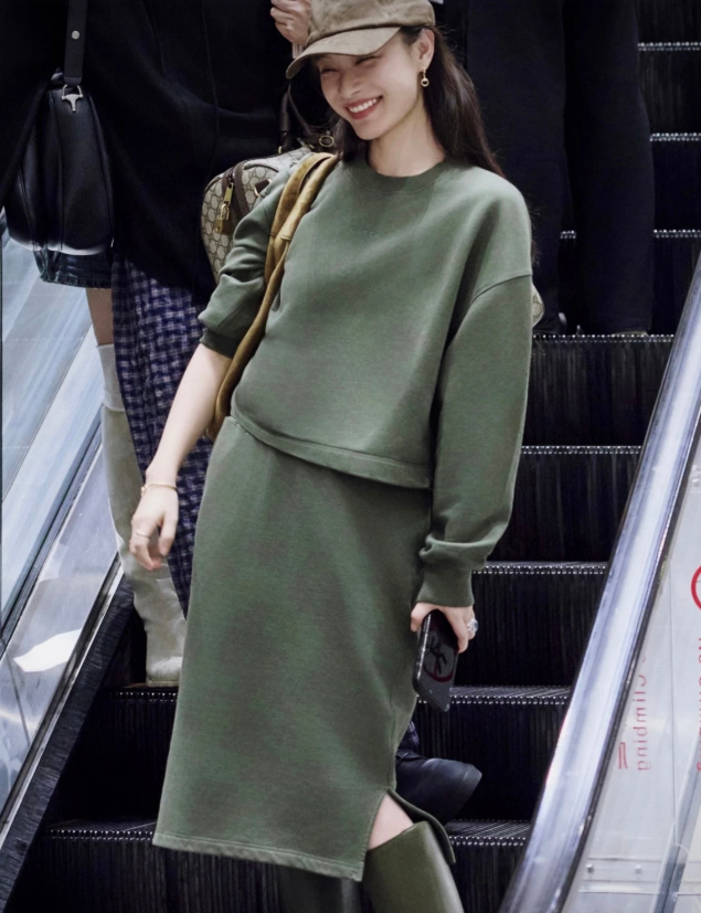 倪妮机场绿衬衫+牛仔裤好明媚啊
显白又高级，开春照着穿太好看
刷到一组倪妮旧照，