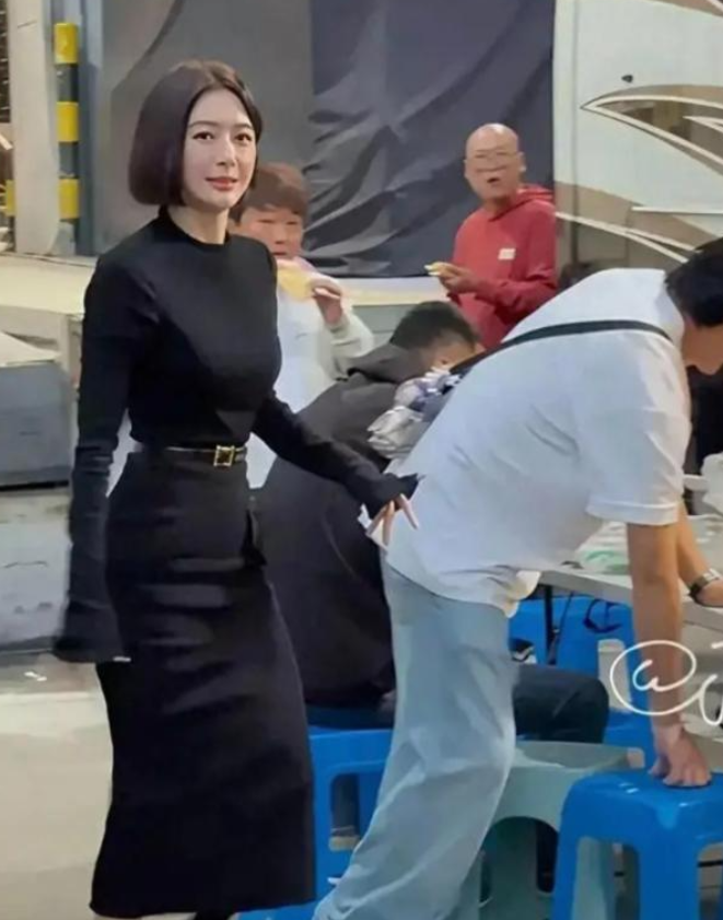 秦岚这身材是真好啊!，腰细腿长、前凸后俏，简直堪比芭比娃娃。
如今已经44岁的秦