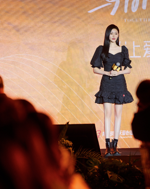 穿越山川与河流，一起携起手来，与明同行，与爱同行