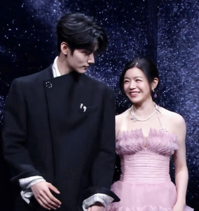 今年微博之夜内娱真的集体结婚了？！

微博之夜直接办成婚礼现场，红毯铺满花瓣，星