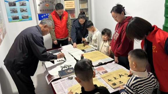 明山区大峪社区关工委开展书法公益课堂活动