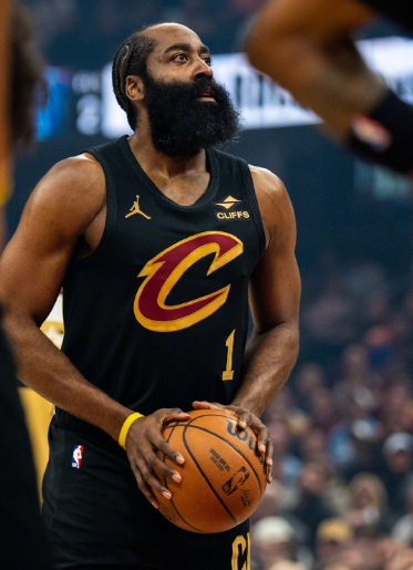 骑士的环境确实是比快船好很多，在快船的时候，只有哈登一个进攻发起点，小卡是很厉害