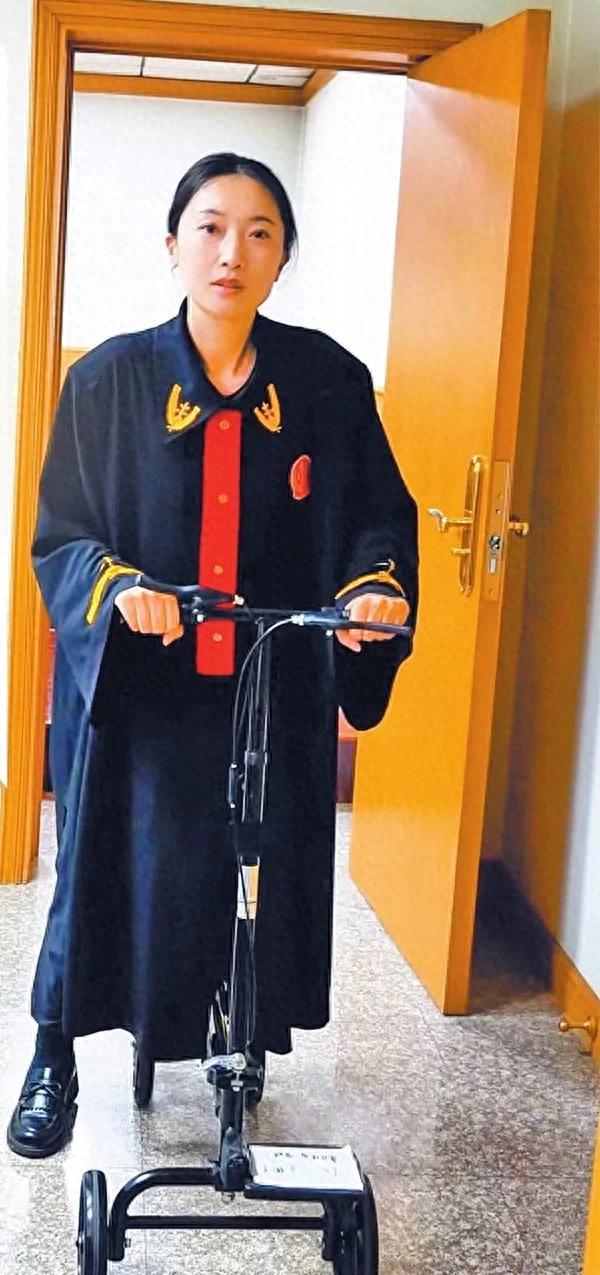 滑着小车去开庭