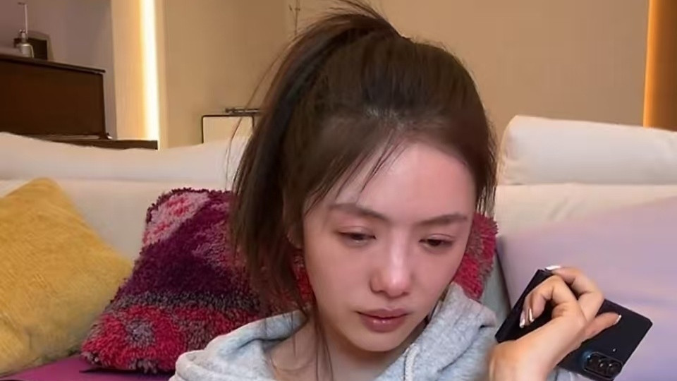蔡文静深夜直播又哭又唱，第二天账号被没收！网友：像极了我被我妈抓包