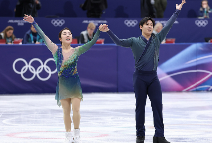 米兰冬奥会花样滑冰，隋文静、韩聪自由滑《只此青绿》拿到135.98分，该分数也刷