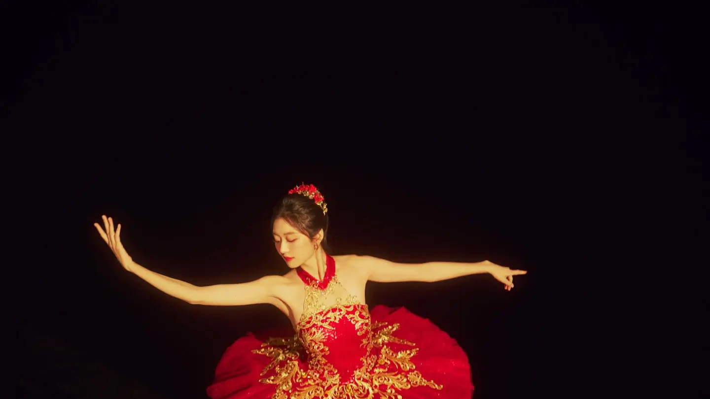 孙千春晚红裙“炸场”！十年梦圆，这才是最美的“归来”