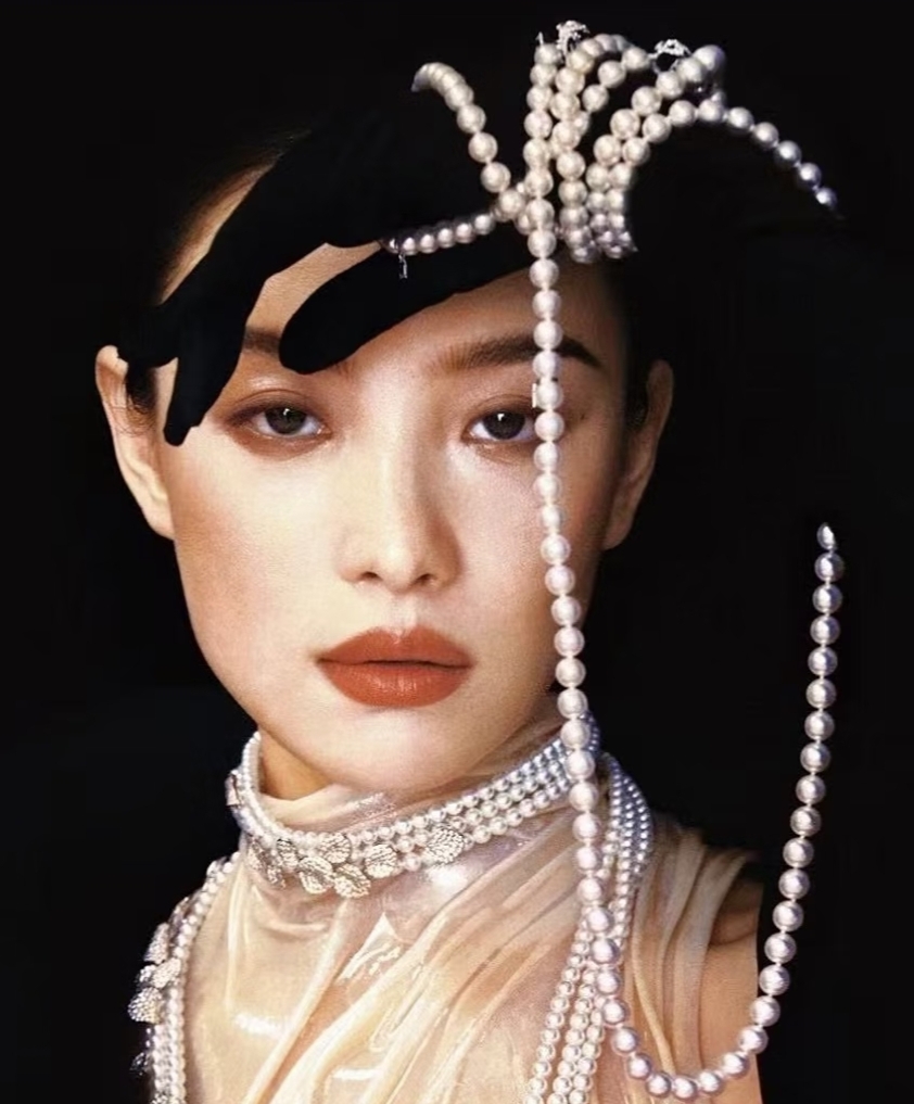 在这个看脸的时代，似乎很多人对于女性的美有着过于苛刻的标准。

倪妮，珍珠在项，