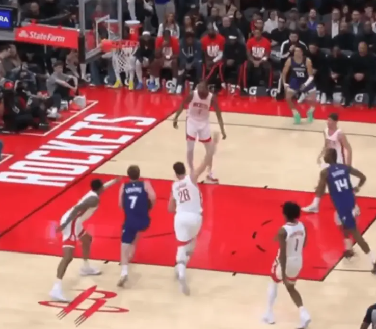 申京的防守选择没有问题
防守的问题在于全队防守体系的崩溃，现在就是人盯人+挡拆换