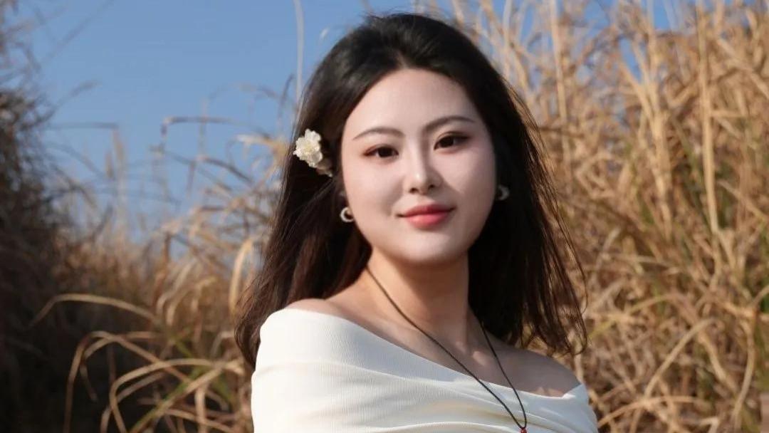 丰满型御姐田间杂草旁拍照，7个简单动作，让她自然上镜，温柔出片