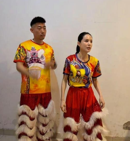 60岁的李若彤现身南京居然学习起舞狮子，身材强壮如少女

画面中她身穿舞狮服饰，