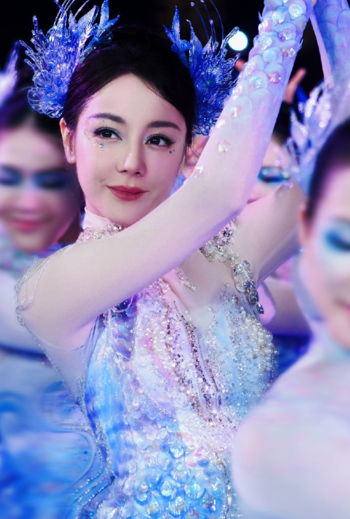 听云与明月窃语，看满天熠熠星辰