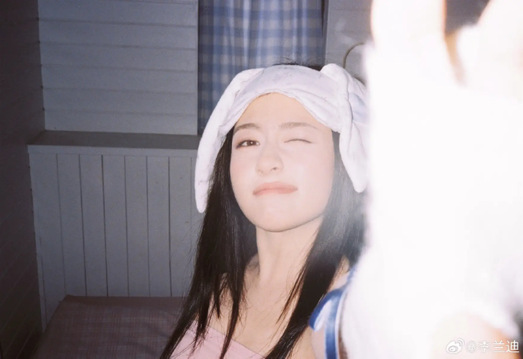 李兰迪头戴白色帽子少女气息拉满 双手托脸俏皮可爱