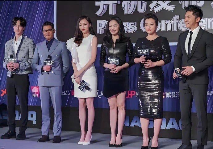 单独看郭富城也不矮呀。这里面看他没有三位美女高，美女中，就郝蕾有气质，气场足