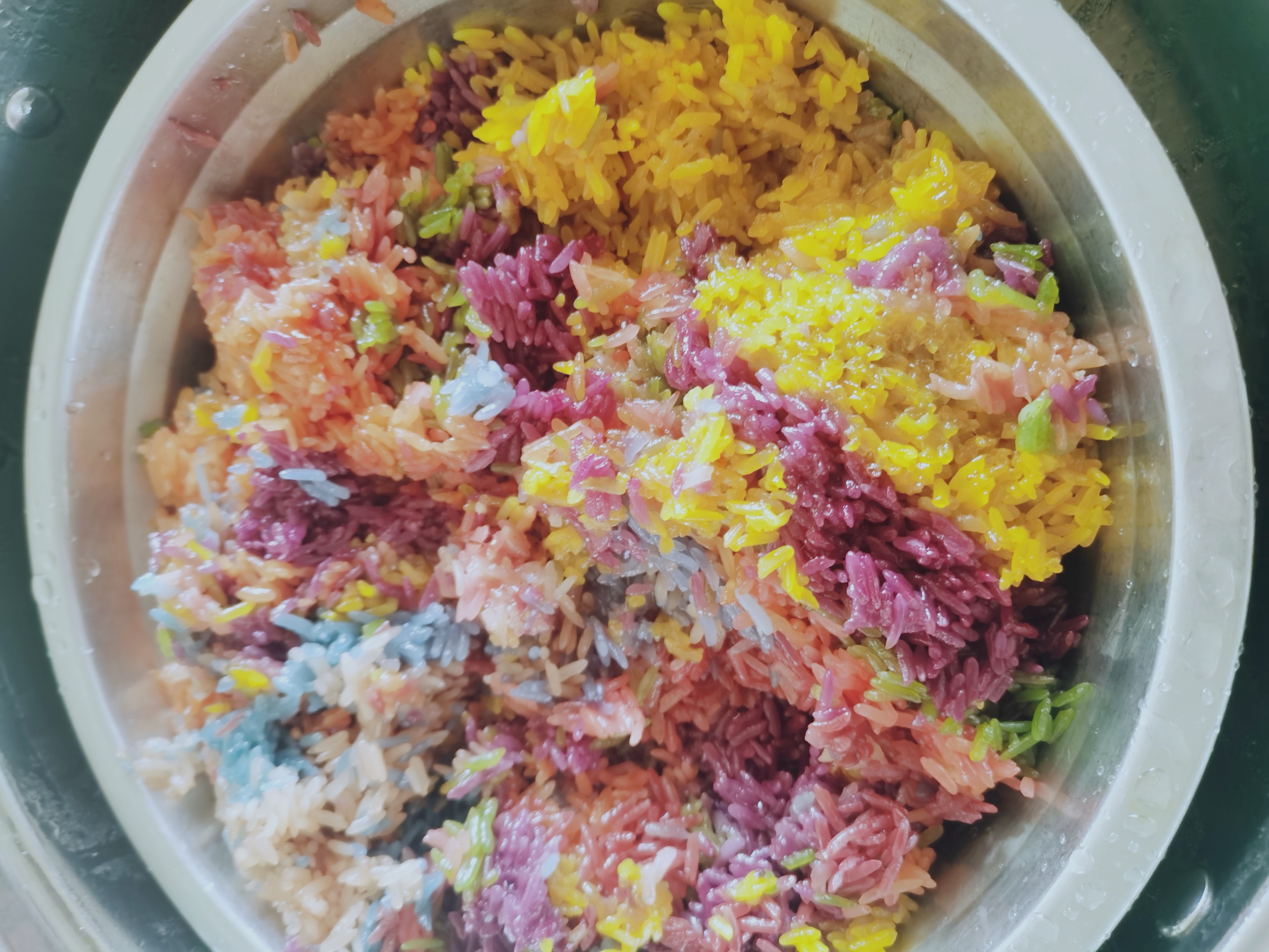 五色糯米饭，染草木精华，食天地元气。青入肝，赤入心，黄入脾，白入肺，黑入肾。一口