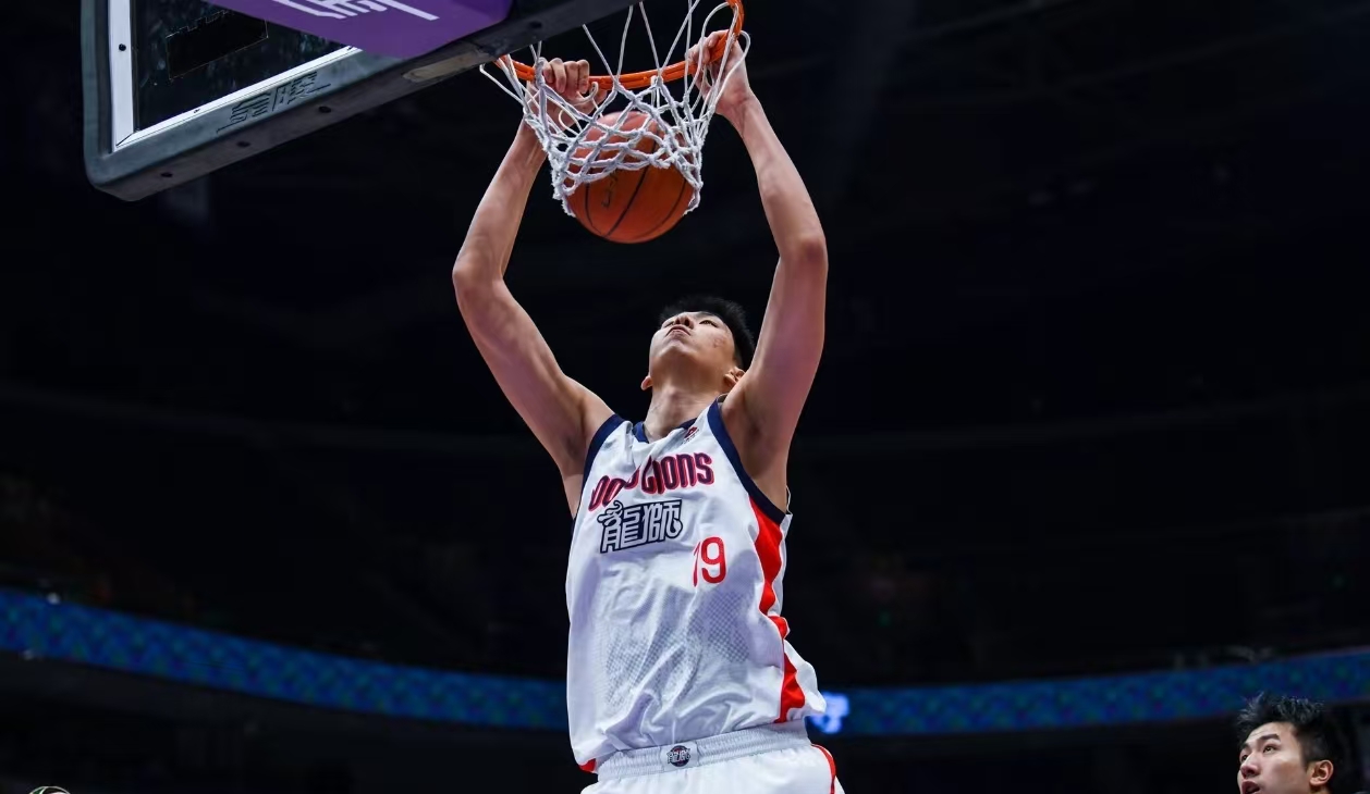 里勒压哨绝杀赢下卡位战，张兴亮卧底，徐昕内线独木难支空砍13+10+6