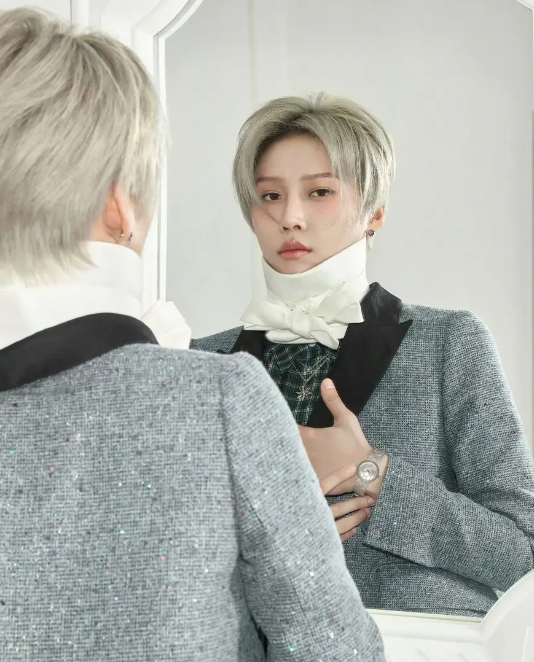 刘雨昕留银灰短发配复古时装帅气有型 眼神清冷酷感十足