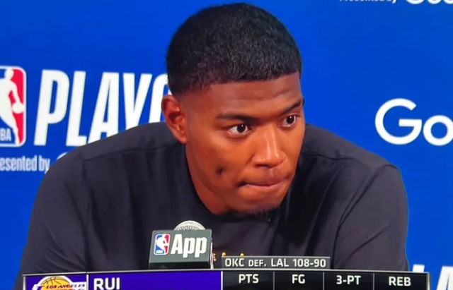 NBA季后赛，八村接受了采访，谈到进攻方面如何改善。
"他们有几个小个子球员。我