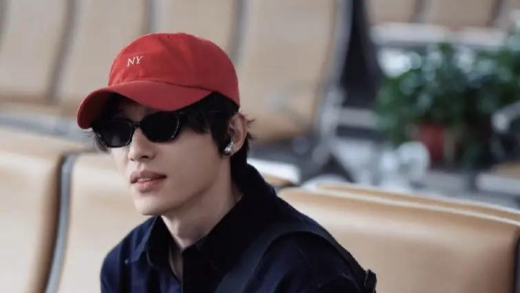 粉丝惊呼“这是谁？”代旭机场造型展现慵懒日系潮男范