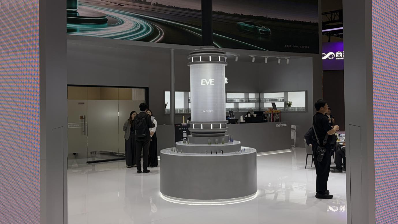 亿纬锂能大圆柱电池，北京车展最「显眼包」的电池企业，没有之一