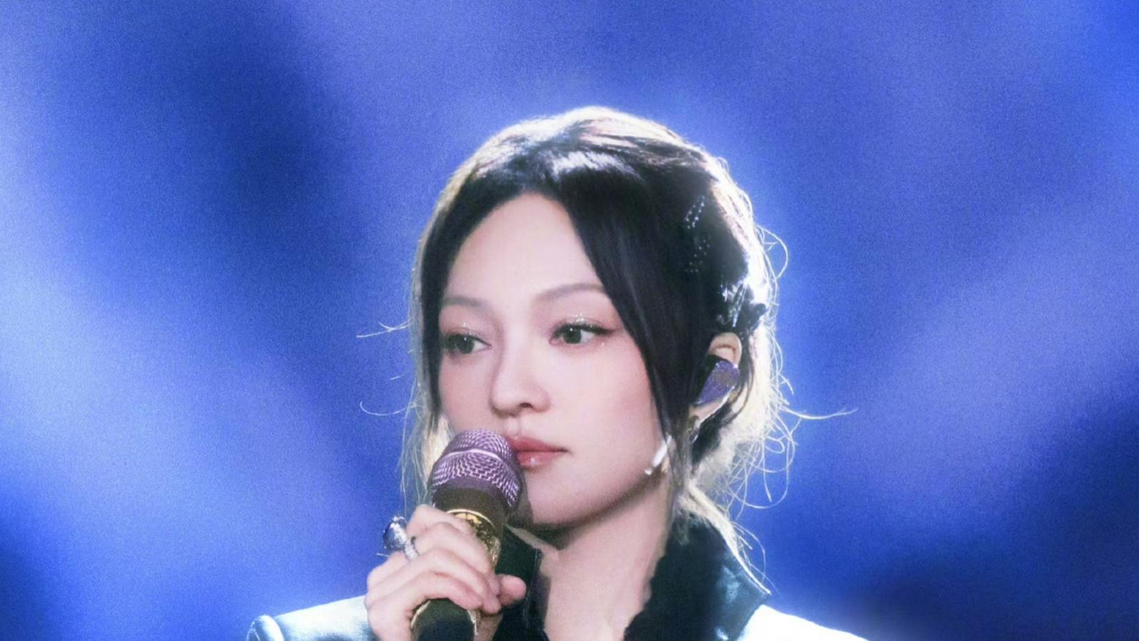 张韶涵抡锤砸烂苹果：姐不内涵，姐直接砸