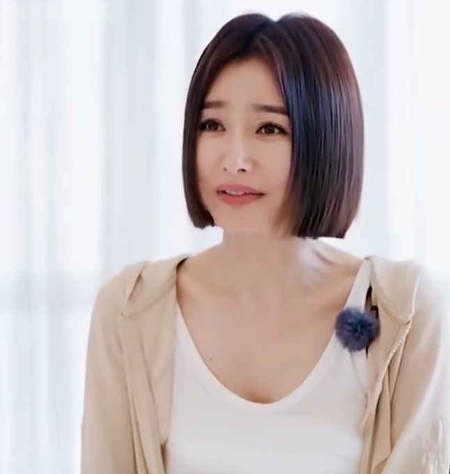 秦岚剪了短发后
反而显得干练清爽多了
以前的长发则略显青涩
你说她是长发好还是短