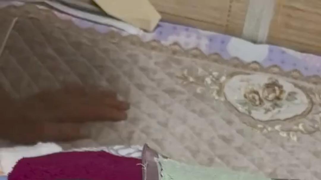 孙女晒奶奶的手工活儿，怕枕头弄脏层层缝布细心保护，网友看乐