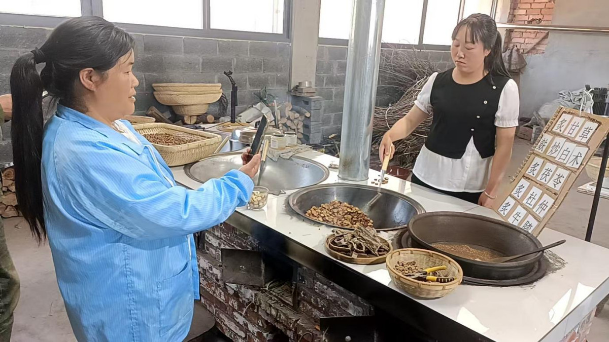 直播“新农活”，照亮“旧生活”：看石泉叶方丽如何“触网”生金