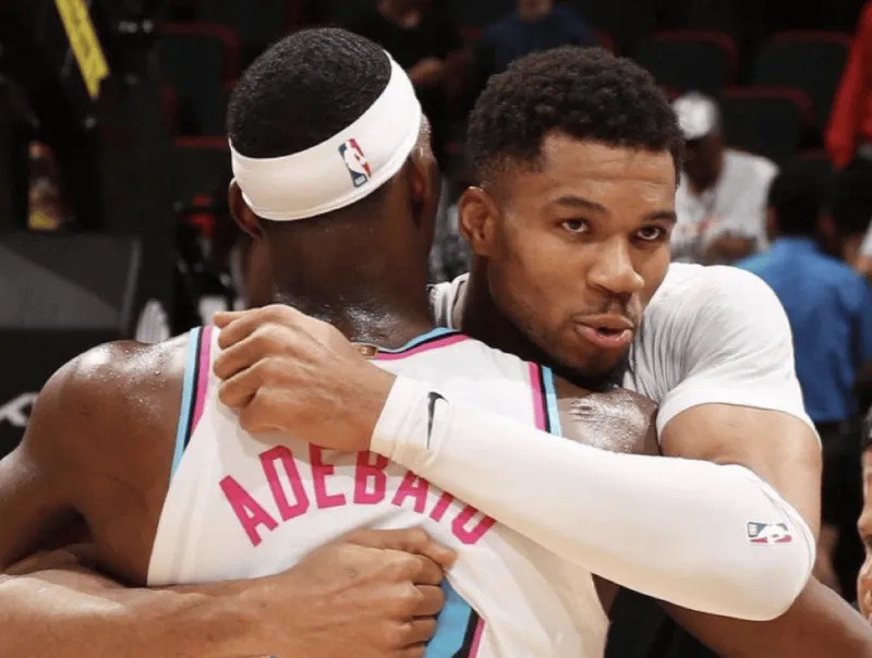 今日主场不敌太阳赛后，雄鹿球员扬尼斯-阿德托昆博接受了记者采访，谈到了阿德巴约的