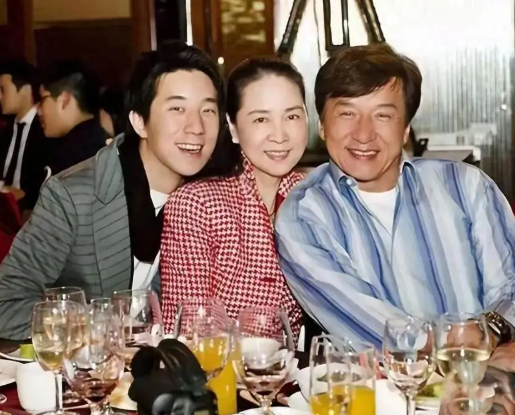 自从这件事之后成龙发生了翻天覆地的变化
改变了自己以往的生活状态。他开始主动缩减