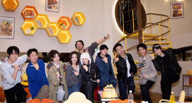 为周冬雨庆生的有杨迪王传君高叶祝绪丹等周五晚高疯的伙伴
以及节目组特别准备的在街