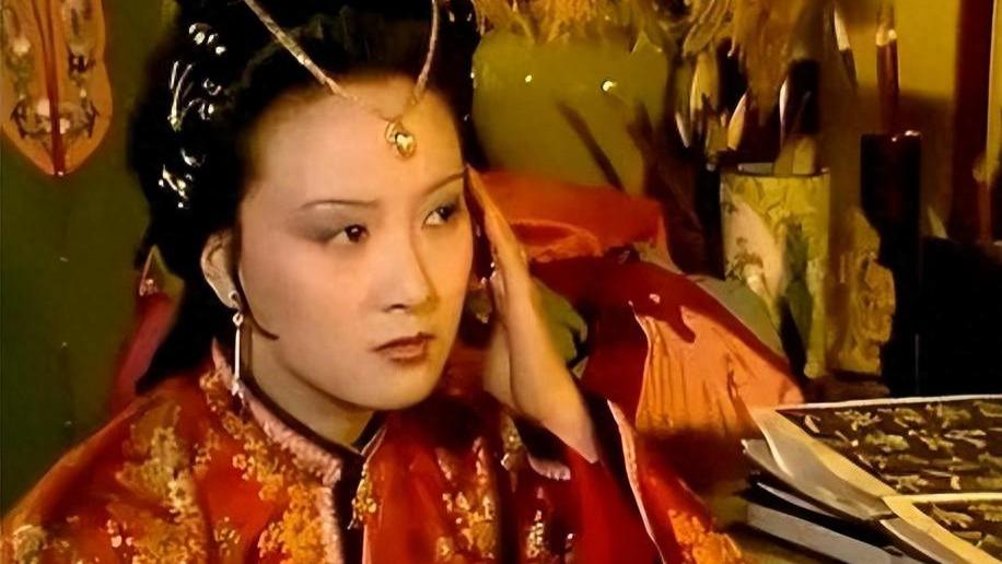 别小看二十两银子，王熙凤给刘姥姥“天价”赏赐，暗藏大玄机！