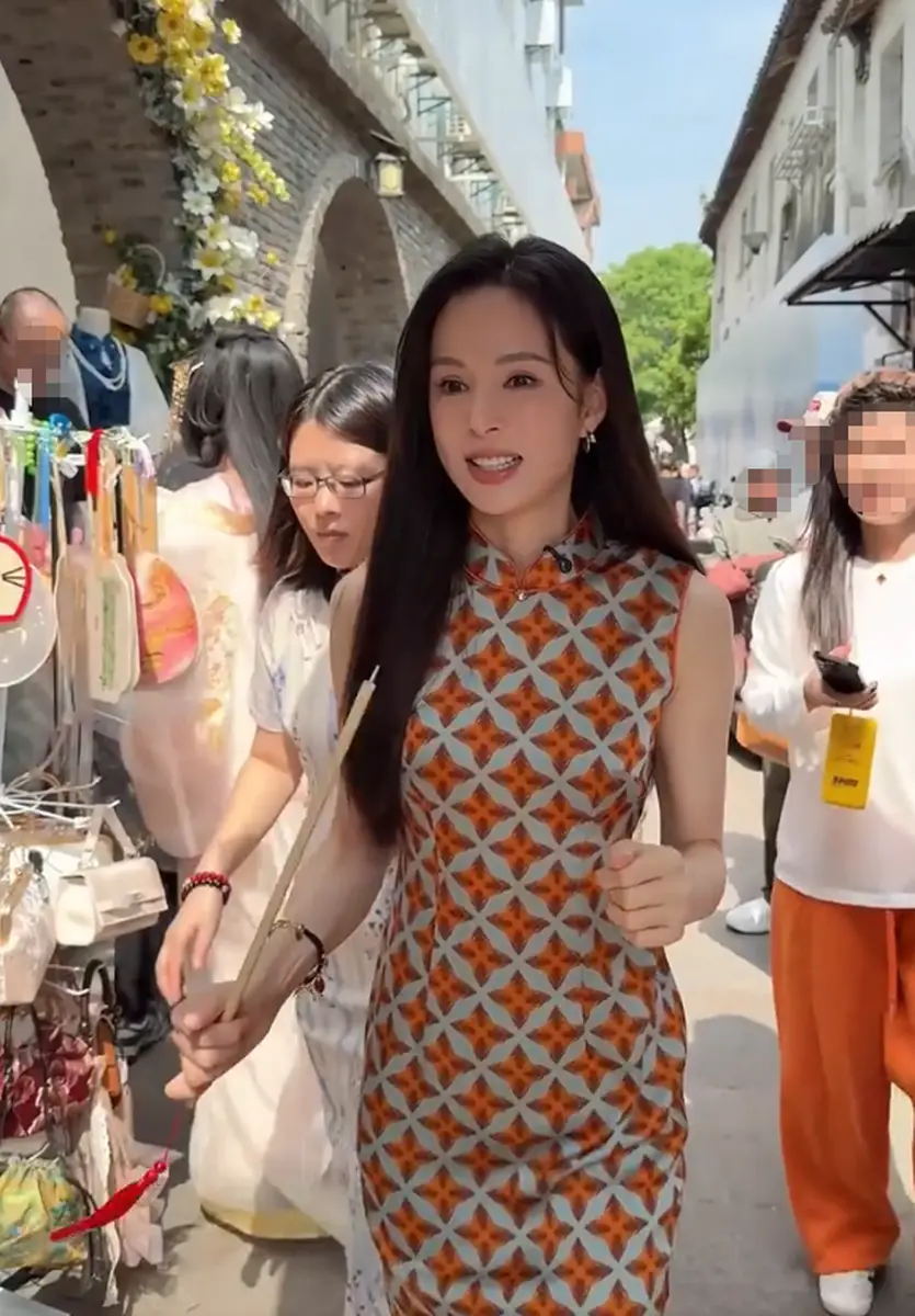 李若彤化身江南美人风情万种！穿无袖旗袍裙气质优雅大方