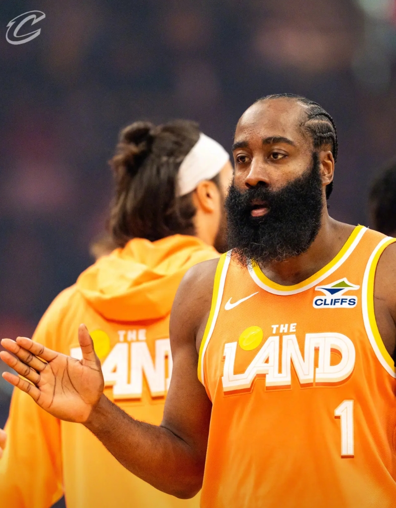 哈登今天又是“高开低走”！
上半场就已经10中7得到22分，特别是第二节最后那个