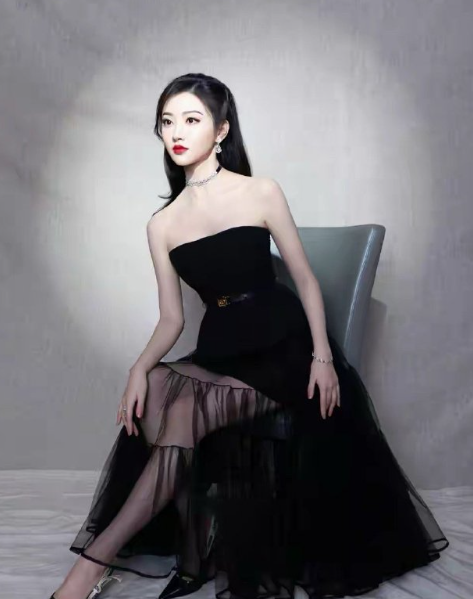 被景甜的黑裙造型美到！温婉贵气藏不住，轻松拿捏高级氛围感