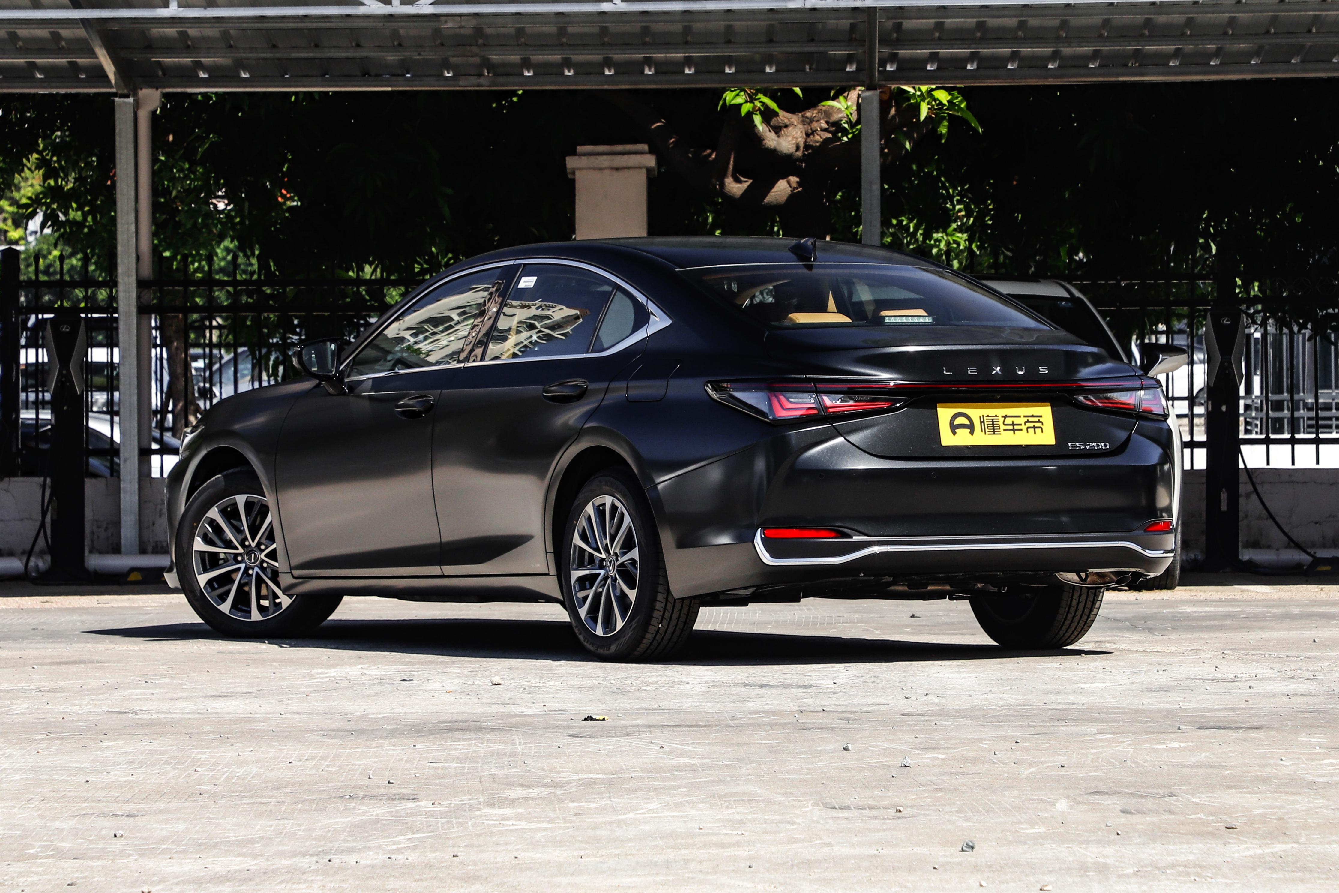 雷克萨斯es适合哪些喜欢豪华品牌，但是又比较在意后期用车成本的消费者购买，雷克萨