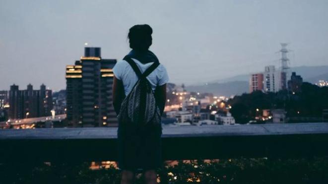 人到40岁，家里只靠一人上班养家，未来“翻车”的概率会很大